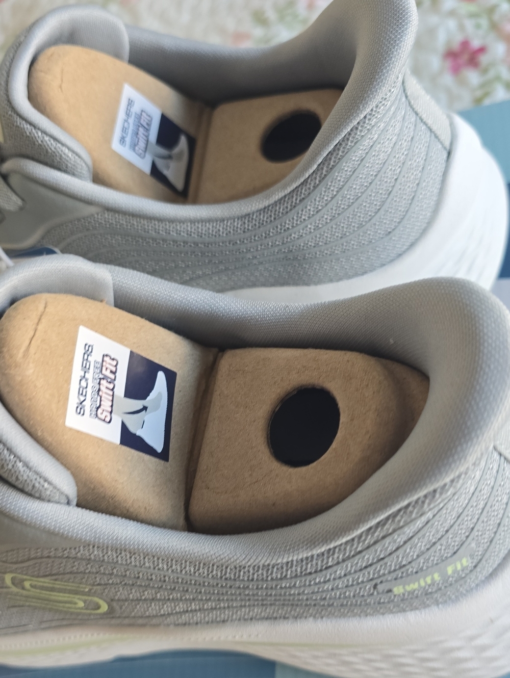 Skechers Swift Fit Light Gray Slip-On Sneakers Women's 8.5 - Picture 6 of 6